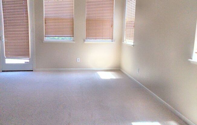 Low maintenance home in Green Valley!