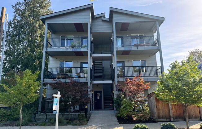 Beautiful 2 bedroom, 1 bathroom Condo in NE Portland/Montavilla/Tabor Neighborhood! In unit Laundry, Open Concept, & large balcony!