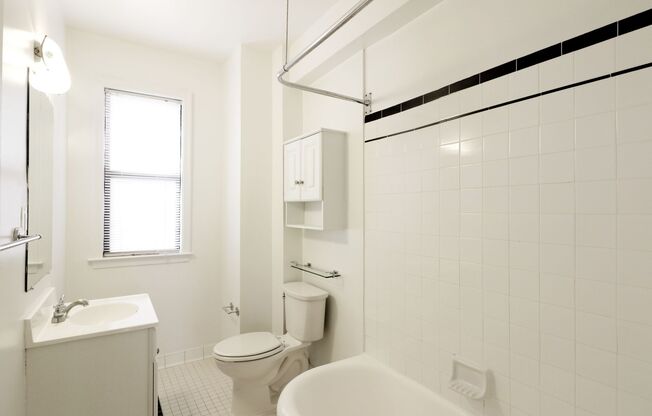 1 bed, 1 bath, 840 sqft, $3,295, Unit H410