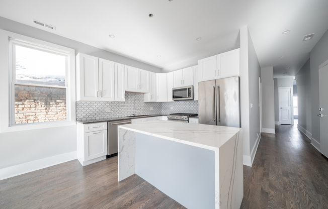 556 W 18 ST