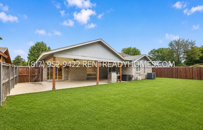 12372 High Meadow Dr - Spacious 4 Bedroom Rental Home in Dallas, TX with Fenced Backyard, Kitchen Island and Covered Patio