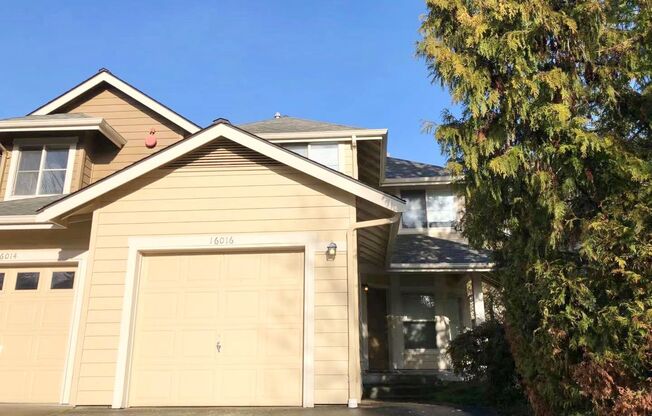 Remodeled Townhome in the Heart of Redmond – Prime Location & Modern Comfort