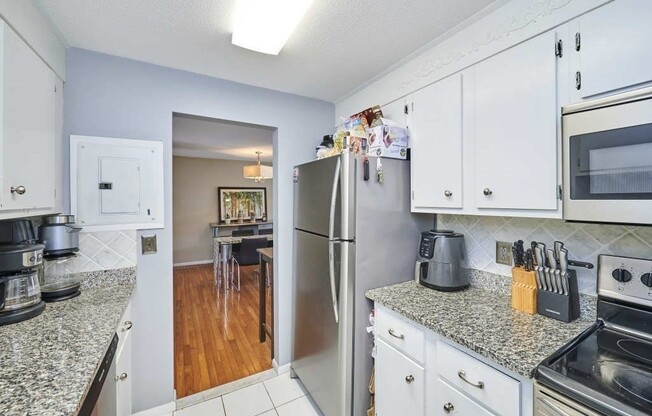 2 beds, 1 bath, 906 sqft, $2,300, Unit 215