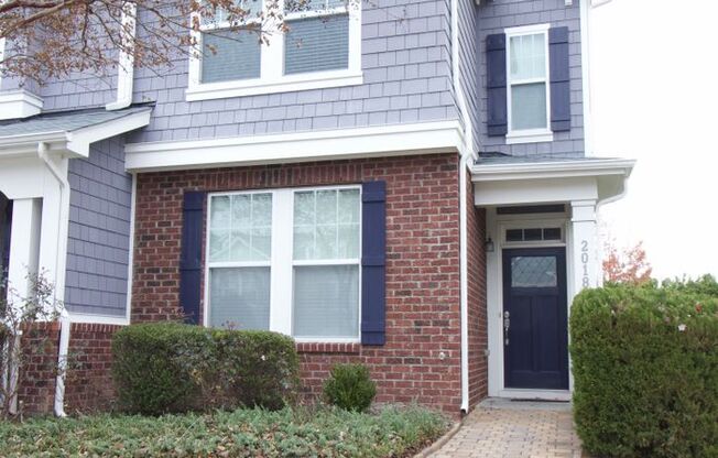 Breathtaking 2 Bd/2.5 Baths End-Unit Townhome in Popular Twin Lakes!