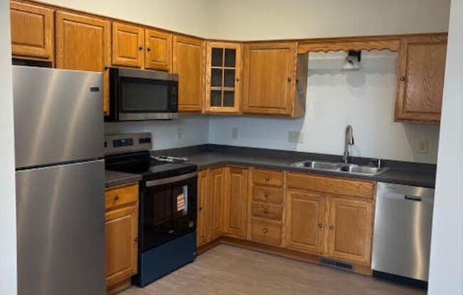 2 Bedroom 2 Bath Townhome in Rogers!