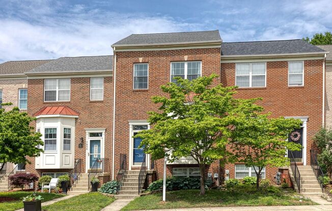 This beautiful 3bd 2.5bth townhome offers waterviews in the sought after community of Stoney Beach.