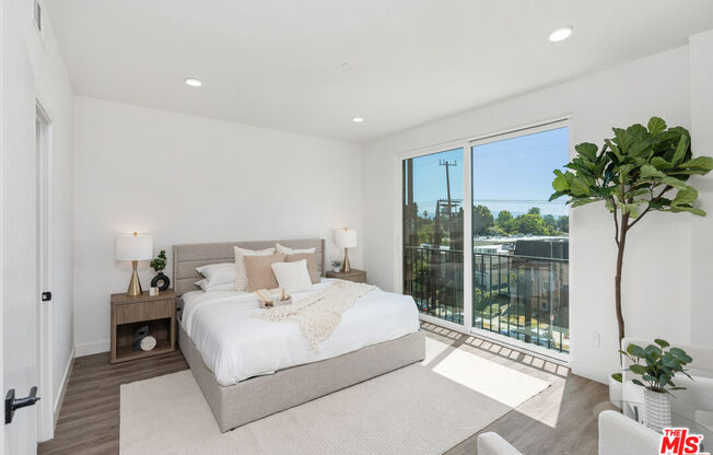 6144 WHITSETT AVE