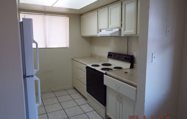 2 beds, 1 bath, 780 sqft, $875, Unit 2