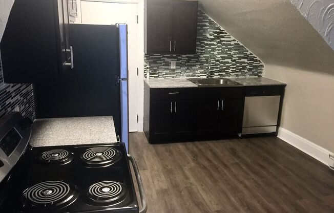 *** Spacious Apartments in Mt. Washington * Pet Friendly * Available Now * Walk to Shops & Gradview Ave * Renovated ***