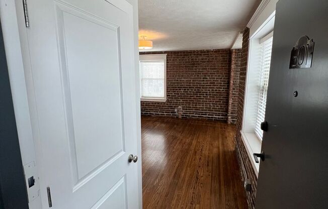 1 bed, 1 bath, 650 sqft, $1,295, Unit Unit 301 A650 Corner Unit w/Nook and Downtown View