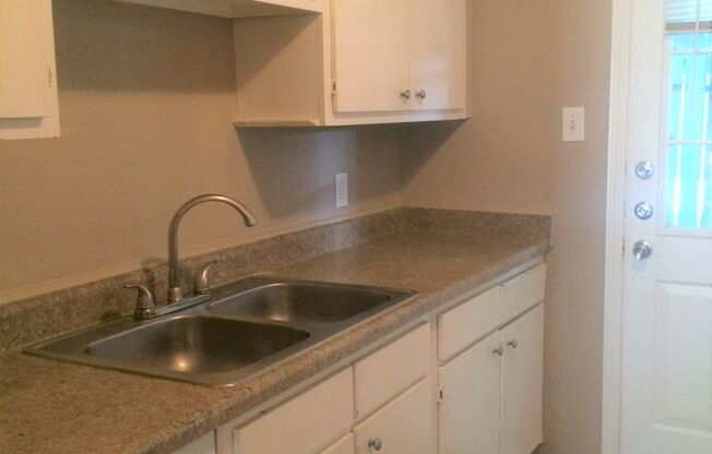 2 beds, 1 bath, 905 sqft, $1,129