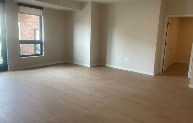 1 bed, 1 bath, 1,013 sqft, $2,989, Unit 102