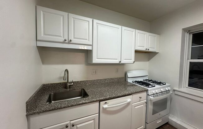 1 bed, 1 bath, 708 sqft, $1,330, Unit King Edward Annex 18
