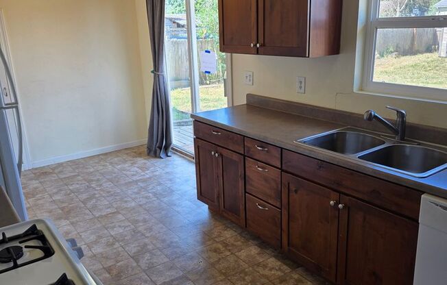 2 Bedroom with Huge Yard in Springfield