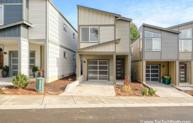 Stunning Modern 3 BD* 2.5 BA* 2 Level Detached Home Near Nike - Perfect for Commuter + private backyard!