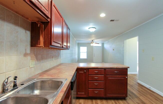 2 Bedroom, 1 Bath Duplex Near Historic Downtown Round Rock