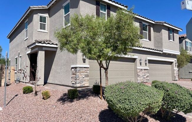 Gorgeous 2 Story Townhome Ready in Gated Community!