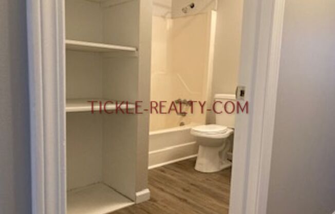 2 beds, 1 bath, $1,195, Unit 3