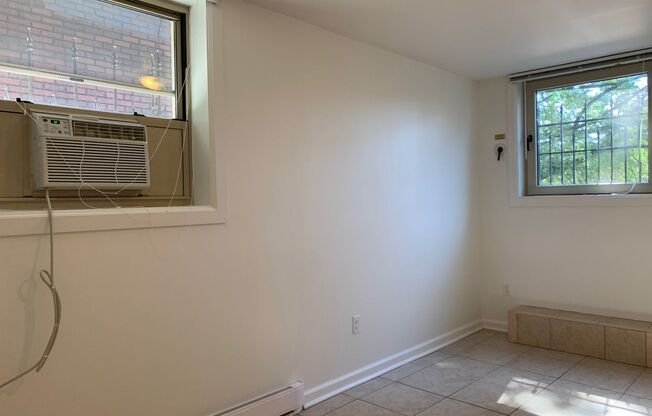 2 beds, 1 bath, 800 sqft, $1,699, Unit 5717 Hobart St. #B8