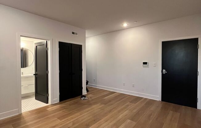 1 bed, 1 bath, $1,300, Unit 11