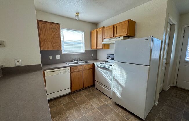 2 beds, 1.5 baths, 900 sqft, $850, Unit Apt A