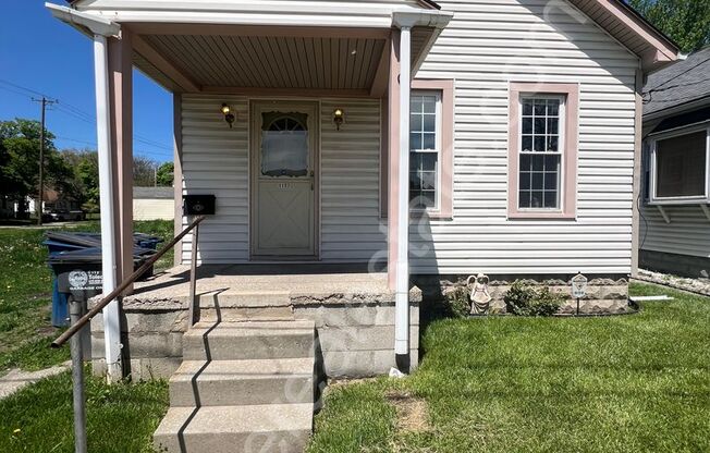 Welcome to this cozy 2 bedroom, 1 bathroom home located in Toledo, OH.