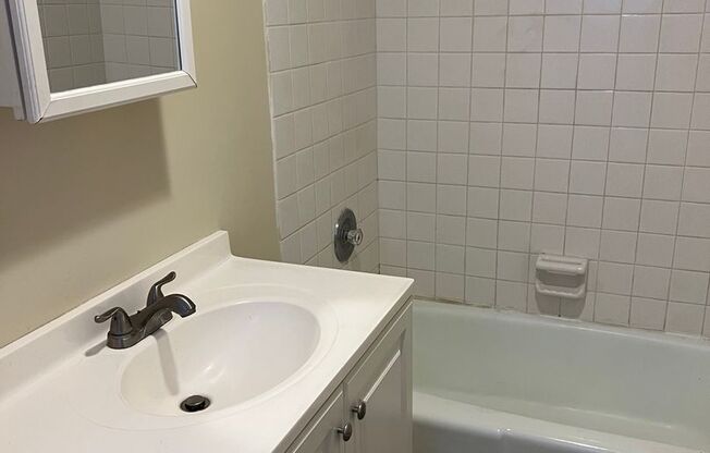 1 bed, 1 bath, $995, Unit 718 W Washington - Apt 2