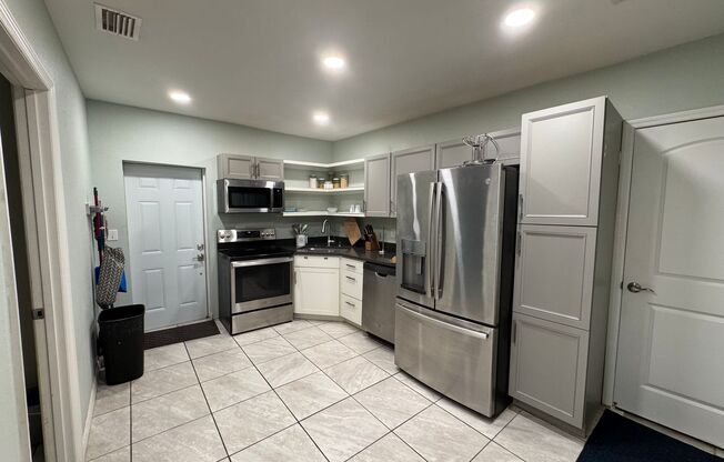 2 bedroom 1 bath close to downtown Melbourne, FIT and the beaches.