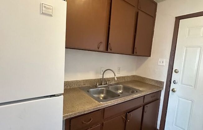 2 beds, 1 bath, 902 sqft, $1,415, Unit 76