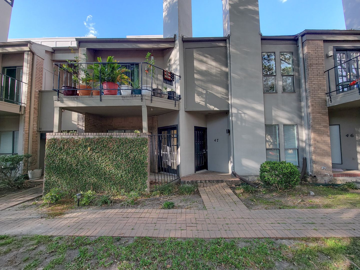 BEAUTIFUL UPDATED 2 BEDROOM 2 BATH CONDO.  GREAT LOCATION!
