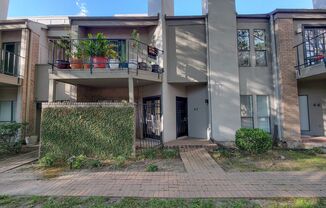 BEAUTIFUL UPDATED 2 BEDROOM 2 BATH CONDO.  GREAT LOCATION!