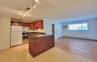 Heat, hot water and parking included! Cozy 2bed 1 bath condo in the center of Everett