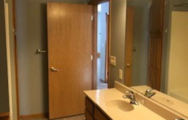 5 beds, 2 baths, $1,550, Unit Unit 1