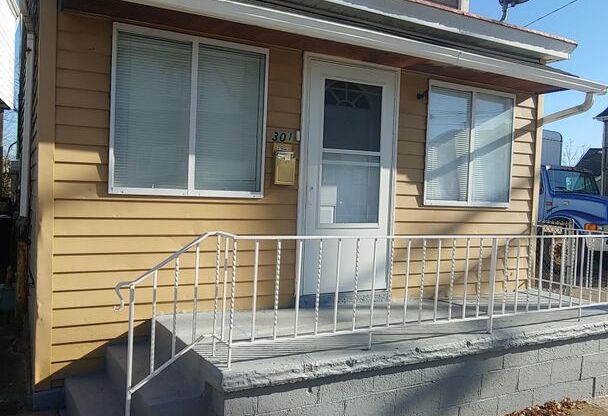 *Spacious & Updated 2BD/2BA Single Family Home Available in Mt Washington*