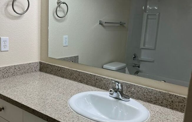 2 beds, 1 bath, 860 sqft, $2,295, Unit C-201