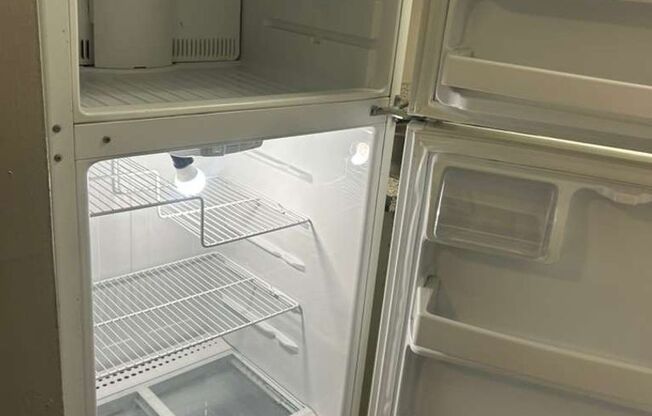 2 beds, 1 bath, $1,000, Unit 36