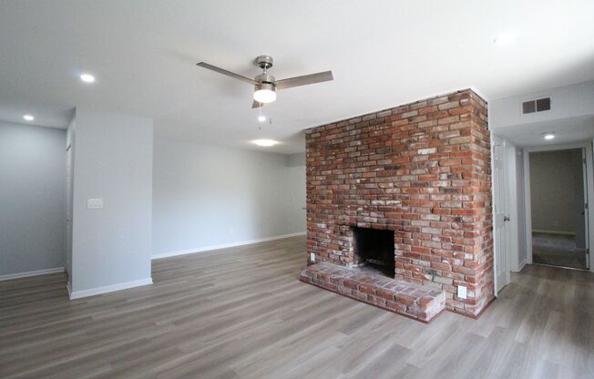1/2 Month FREE On This 2 Bedroom 2 Bath Apartment Just Minutes From The Plaza