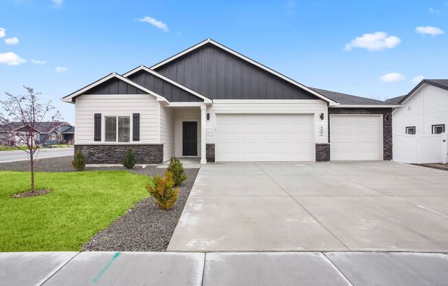 Stunning - Newer 3bd/2ba Payette Home on Corner Lot w/3-Car Garage!