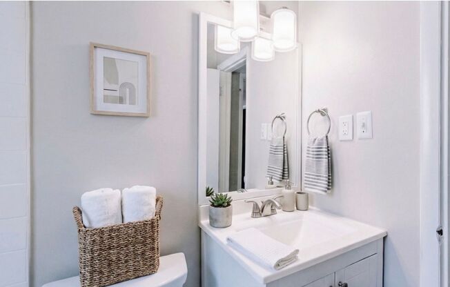 2 beds, 1 bath, 850 sqft, $1,250, Unit 00-E8