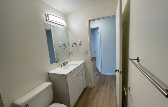 2 beds, 1 bath, 780 sqft, $1,100, Unit 11