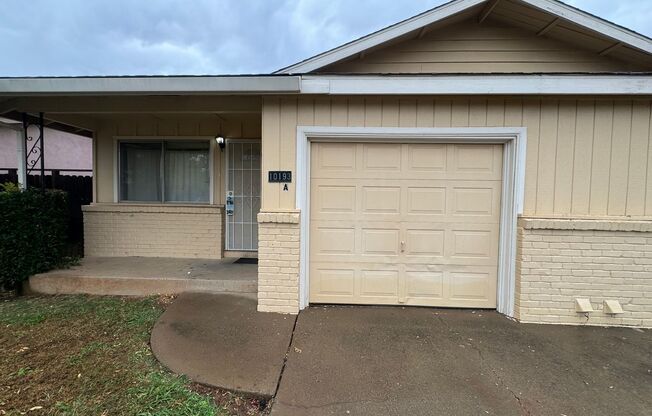 2 beds, 1 bath, 886 sqft, $1,600, Unit A