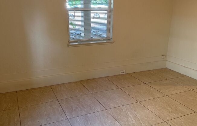 2 beds, 1 bath, $1,595, Unit 817  Rio Chico #1