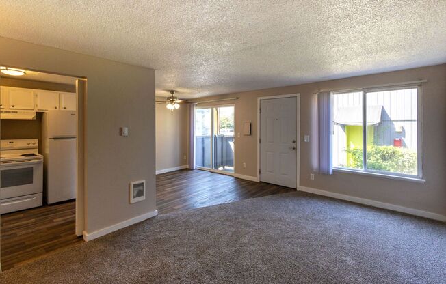 2 beds, 1 bath, 735 sqft, $1,595, Unit 13
