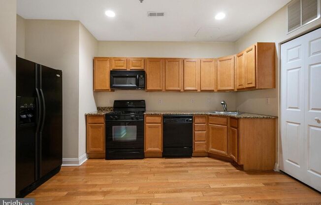 2 beds, 2 baths, 988 sqft, $2,100, Unit 215