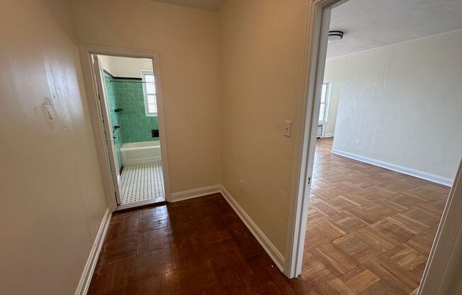 Studio, 1 bath, 413 sqft, $1,425, Unit Royal York 1015