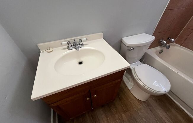 3 beds, 1 bath, 900 sqft, $999, Unit 413