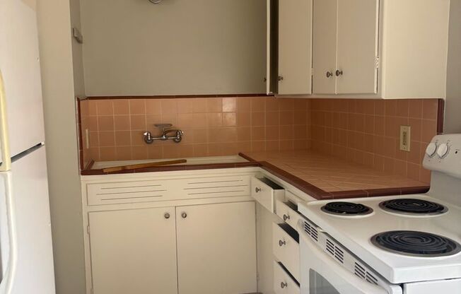 Amazing value ~ Prime location~ Upstairs 1 Bedroom