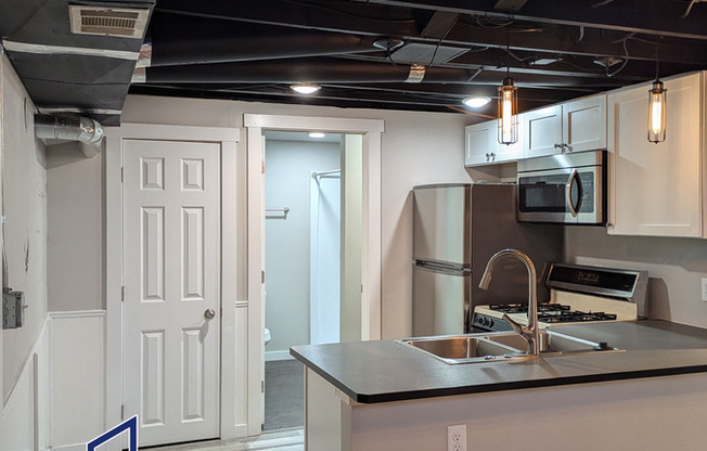 414 W 31 ST