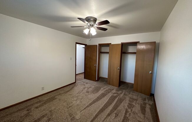 2 beds, 1 bath, $915, Unit 33-2