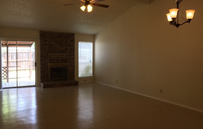 NICE 3 BR IN CONVERSE*FIREPLACE IN LIVING AREA*COVERED PATIO*EASY ACCESS TO RANDOLPH AFB & SHOPPING